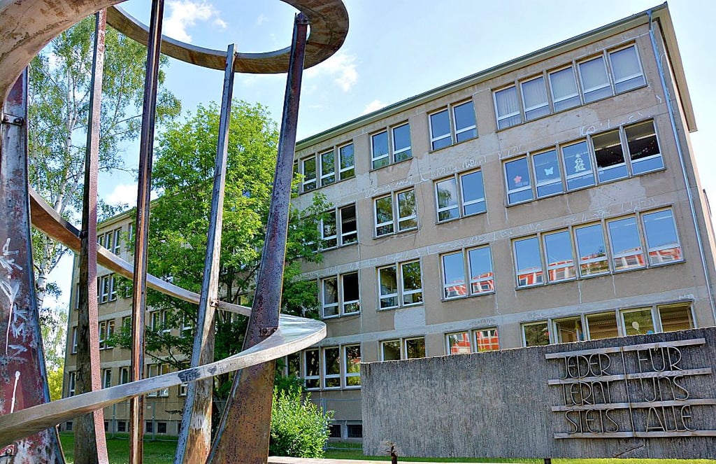 Die äußere Hülle der Spiegel-Grundschule in Halberstadt vermittelt ein trostloses Bild. Im Inneren der Schule tut sich zumindest in Sachen Sicherheit und Digitalisierung einiges.