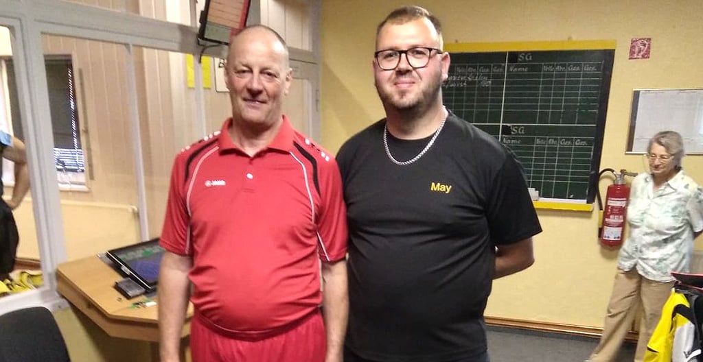 Ralf Savelsberg (Rot-Weiß Wernigerode) und Germania Bornes Stefan May (v.l.) bildeten kurzfristig ein Team und erspielten sich Platz zwei beim 21. Staßfurter Paul-Finster-Turnier.