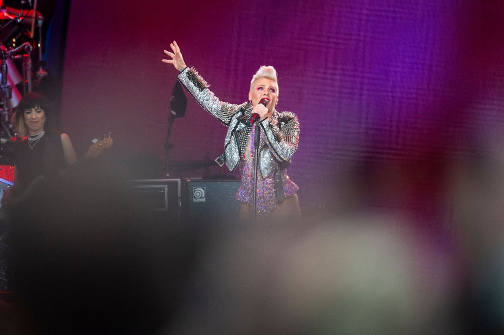 Pink tritt bei einem Konzert ihrer "Summer Carnival 2023" Tour im Olympiastadion auf.
