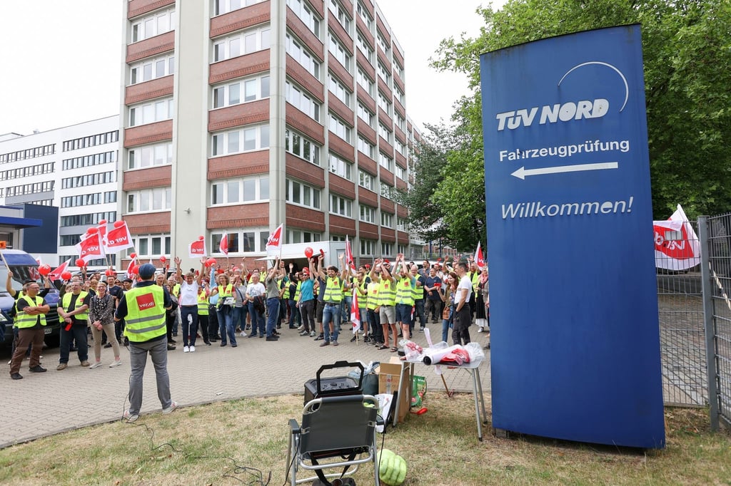 Streikende bei einem Warnstreik vor der TÜV-Hauptverwaltung in Hamburg.