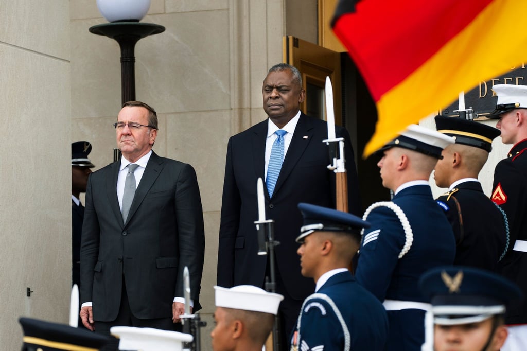 US-Verteidigungsminister Lloyd Austin begrüßt seinen deutschen Amtskollegen Boris Pistorius im Pentagon.