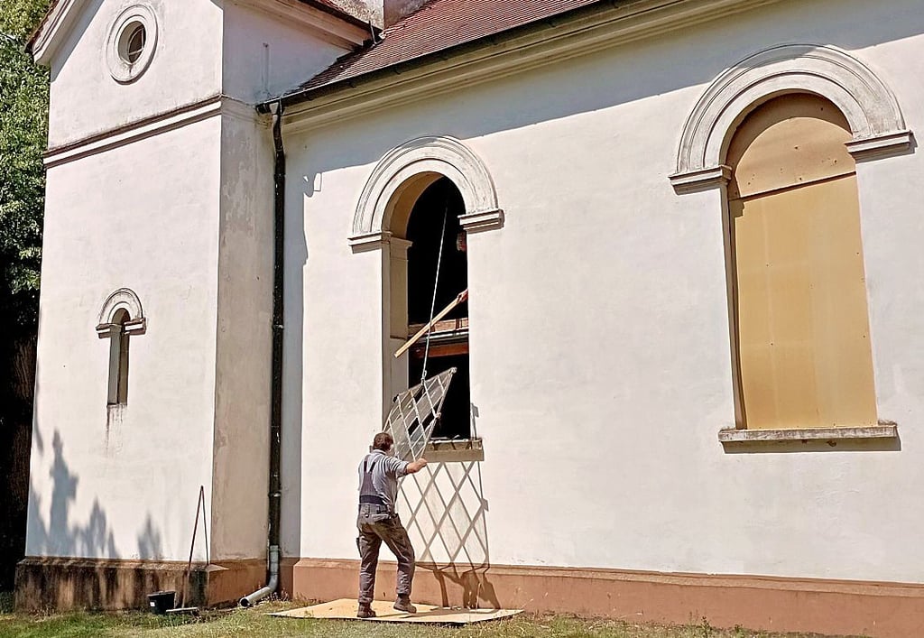Für die Restaurierung wurden die Kirchenfenster in Warnau ausgebaut. Große Pappen verhüllen die Öffnungen.