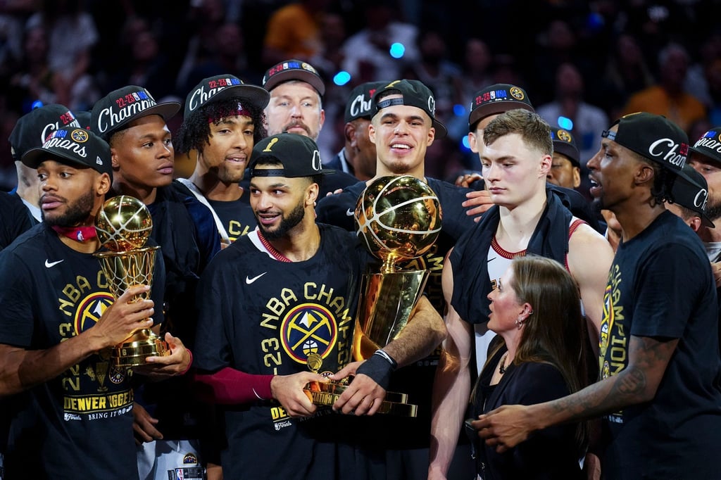 Nuggets-Guard Jamal Murray hält die Larry O'Brien NBA Championship Trophy nach dem Sieg.