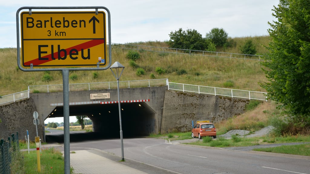 In den Sommerferien wird der Tunnel aus Elbeu kommend Richtung Barleben wegen Bauarbeiten vollgesperrt.