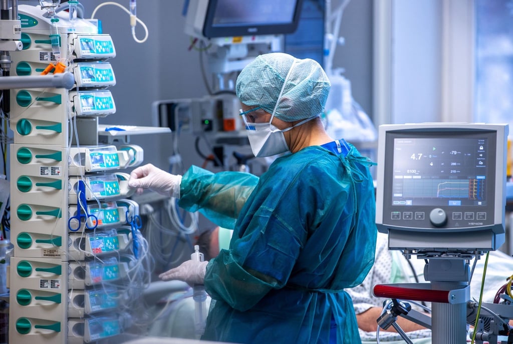 Ärzte und Pflegekräfte betreuen Patienten auf einer Intensivstation.