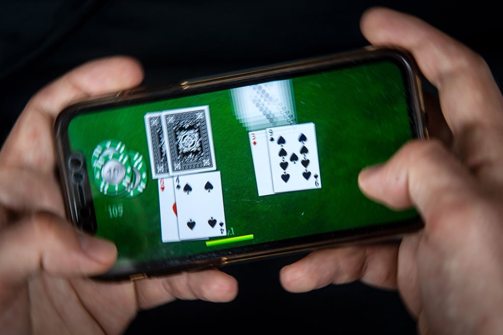 Zocken am Smartphone: Wird der Rahmen einer Hobbytätigkeit überschritten, gilt das Spielen laut Gericht als gewerblich - und damit steuerpflichtig.