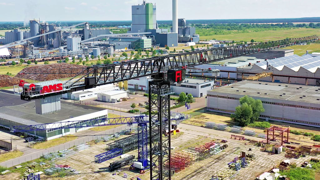 Ein Blick mit einer Drohne auf den Weltrekord-Kran des Arneburger Kranbau-Unternehmens AMS.