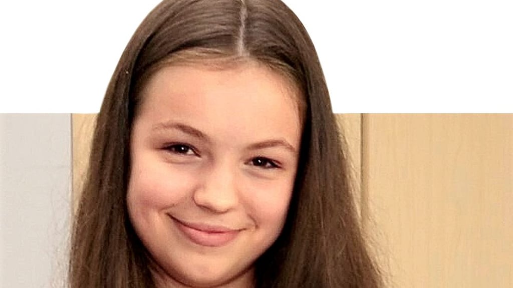 Die Gymnasiastin Victoria Barth mit einem symbolischen Scheck.