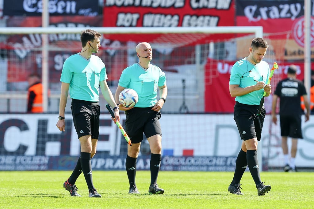 Schiedsrichter Nicolas Winter (M) brach die Drittliga-Partie zwischen Zwickau und Essen ab.