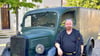 Ein Erinnerungsfoto machte  Hubert Wuttke von Alexander Herrmann vor einem Mercedes L1500.