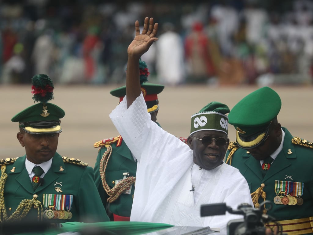 Nigerias neuer Präsident Bola Ahmed Tinubu winkt am 29.05.2023 seinen Anhängern zu, nachdem in Abuja vereidigt wurde.