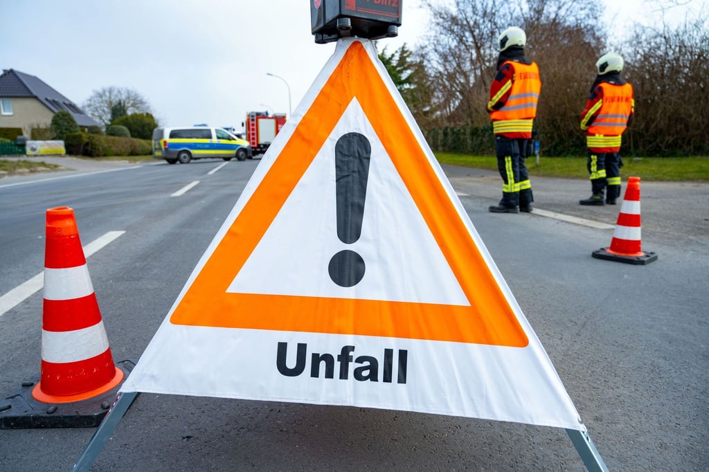 Ein Warndreieck steht in der Nähe einer Unfallstelle.