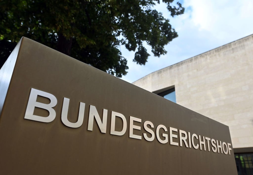 Ein Hinweisschild steht vor dem Bundesgerichtshof (BGH) in Karlsruhe.