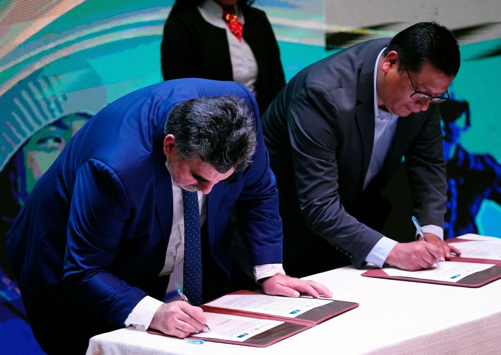 Vertreter der russischen Uranium One Group und des bolivianischen Staatsunternehmens Yacimientos de Litio Bolivianos unterzeichnen in La Paz ein Abkommen über die Industrialisierung von Lithium.