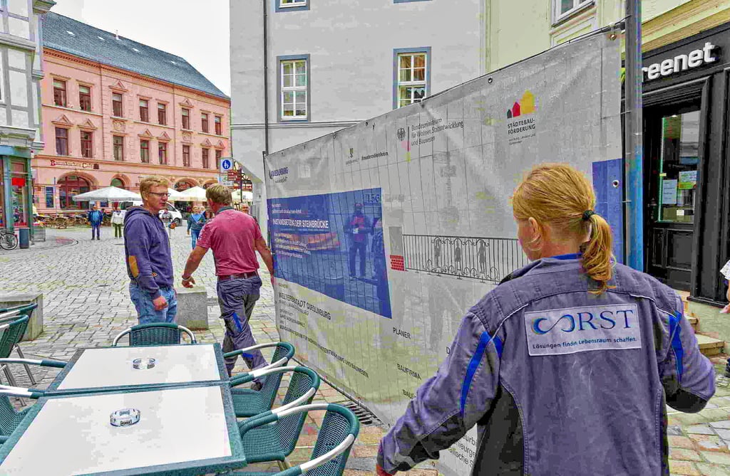 Eine Baustellenabsperrung hat über Monate das Bild im Zentrum von Quedlinburg geprägt. Am Freitag haben Mitarbeiter der Baufirma RST sie wegräumen können.