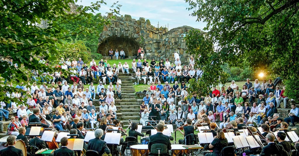 Wörlitz – Inselkonzerte: Auf der Insel Stein im Wörlitzer Park präsentiert die Anhaltische Philharmonie ein hochkarätiges musikalisches Programm mit Werken von Rust, Mozart, Haydn und Woelfl. Termine sind Freitag und Sonnabend, 20 Uhr, Sonntag 19 Uhr.