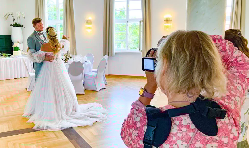Tanzen vor der Kamera: Fabienne Schröter und Michael Schnaase werden von Hochzeitsfotografin Cordula Kunzmann als Brautpaar in Szene gesetzt.