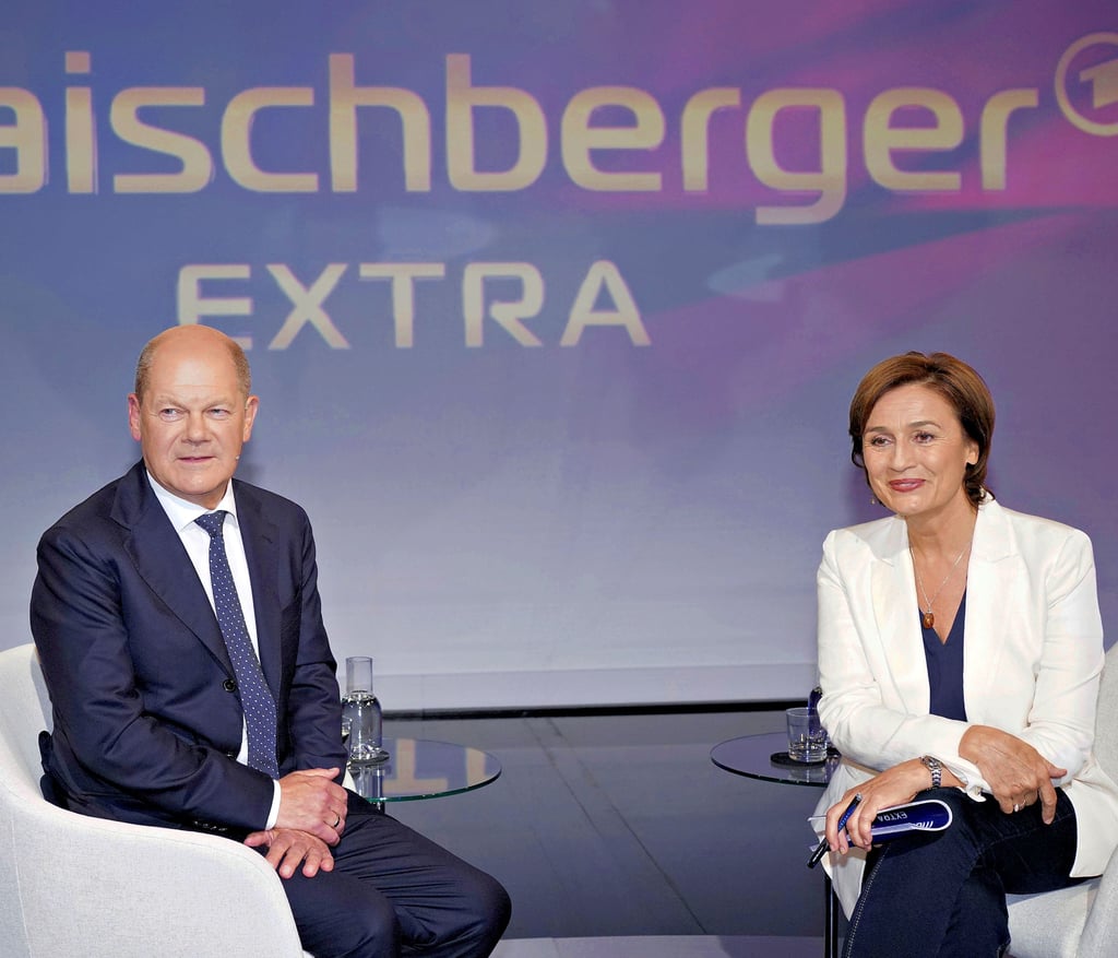 Olaf Scholz und Sandra Maischberger in der ARD-Talkshow „Maischberger extra“ im Studio Berlin Adlershof.