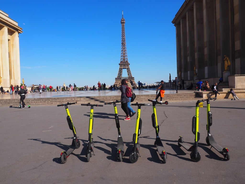E-Tretroller vor dem Eiffelturm. In Paris gilt wie auch in deutschen Städten: Fahren auf dem Gehweg? „Non!“