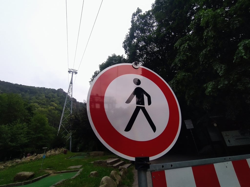 Kein Durchkommen unter der Rosstrappe: Der Weg am Nordhang des Bodetals von der Talstation der Seilbahnen Thale nach Treseburg ist weiter gesperrt.