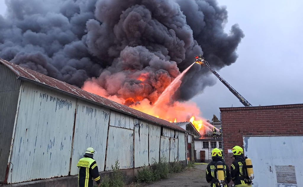 Einsatzkräfte der Feuerwehr löschen den Brand in einer Porzellanfabrik.