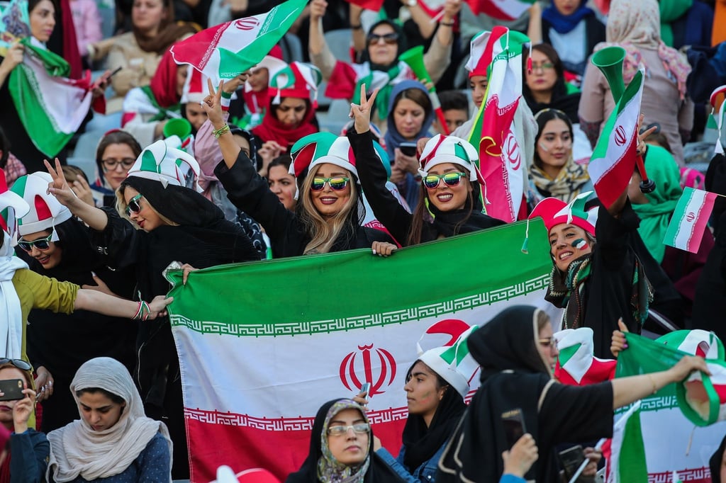 Im Iran sollen Frauen nach Worten des Fußballverbandschefs künftig Spiele in den Stadien verfolgen dürfen.