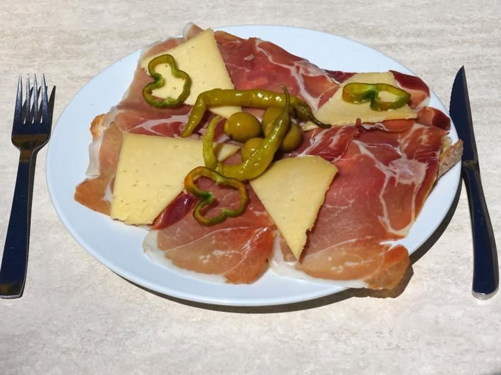 Spanische Küche könnte sich zum Brunch-Buffet anbieten. Ob es sie gibt? Wer weiß?