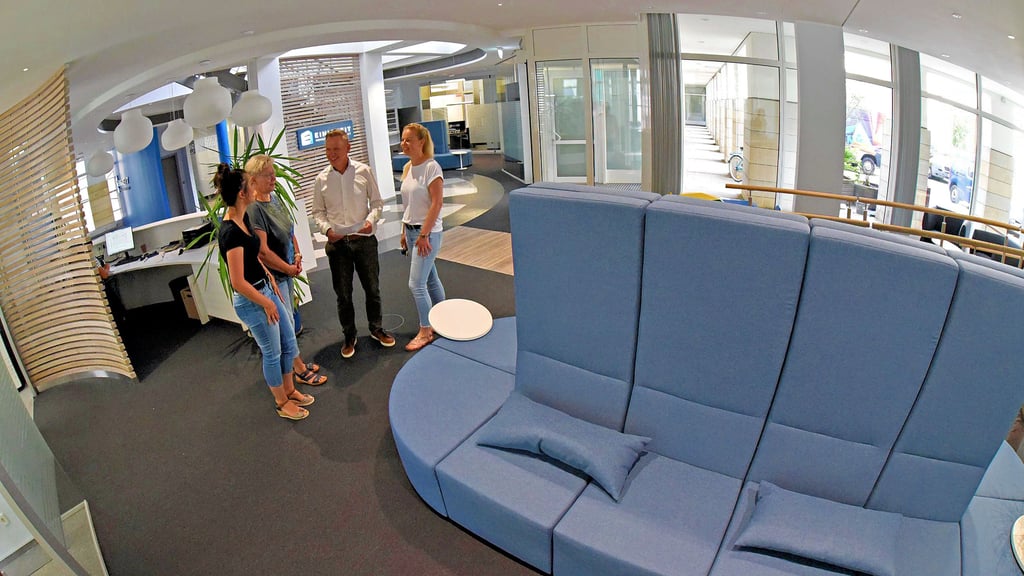 Der neue Verwaltungssitz der Einigkeit ist bereits bezogen. Vorstand Marcel Osterburg, hier im Gespäch, legt Wert auf Barrierefreiheit.  