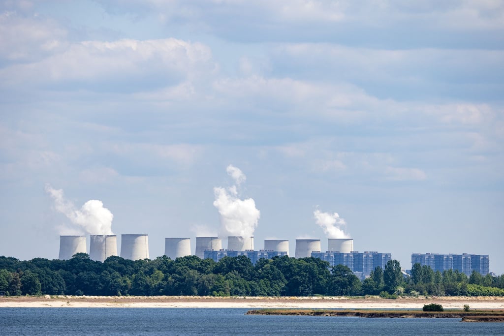 Dampf steigt aus Kühltürmen des Braunkohlekraftwerkes Jänschwalde am Cottbuser Ostsee.