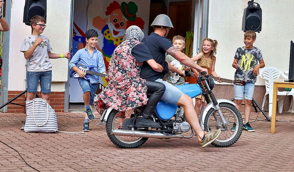 Die Oma kam mit der Simson zum Fest.
