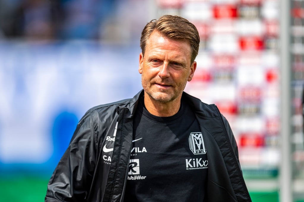 Rico Schmitt betritt als Meppen-Trainer die Hänsch-Arena.