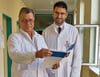 Chefarzt Dr. med. André Paszkier (links) im Gespräch mit Dr. med. Levent Yücel, Chefarzt der Klinik für Orthopädie, Unfall- und Wiederherstellungschirurgie im Altmark-Klinikum Salzwedel. 