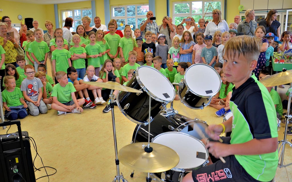 Noch-Viertklässler Ole Brandl findet im Speisesaal der Grundschule Löderburg zahlreiche Fans bei seinem Abschied mit dem Schlagzeug.