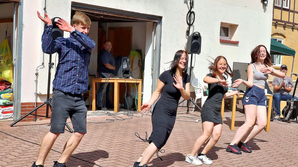 Die Tänzerinnen und Tänzer haben sich beim Sommerfest ganz schön ins Zeug gelegt.