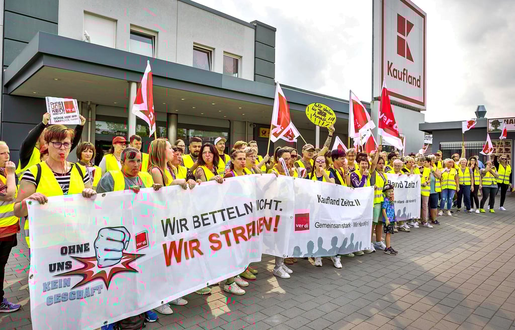 Freitagvormittag: Streik vor der Kaufland-Filiale in der Zeitzer Friedensstraße