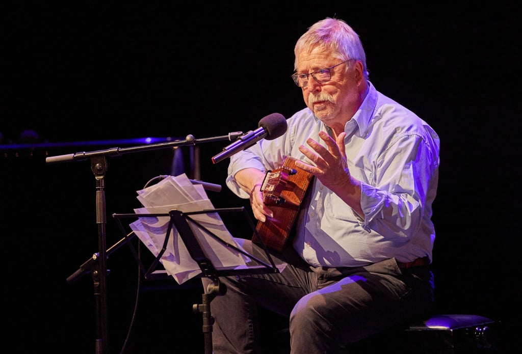 Wolf Biermann spricht auf der Bühne im Thalia Theater.