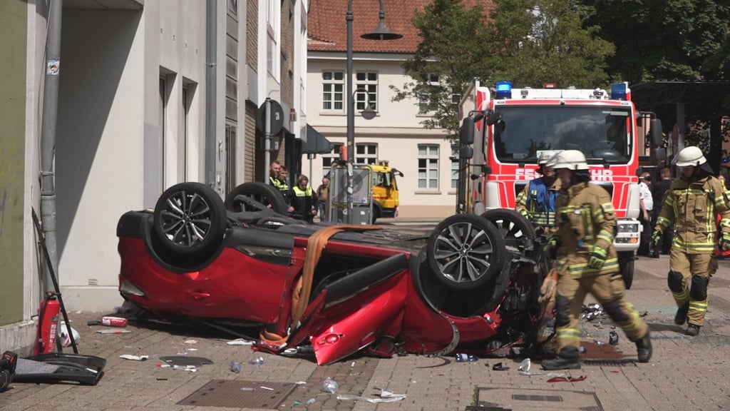 Ein Rettungswagen fährt über die Straße.
