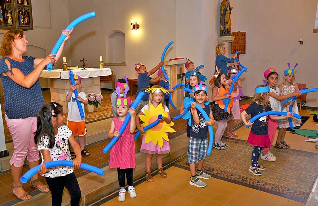 Die Kitakinder beim Feuerwehr-Gymnastiklied.