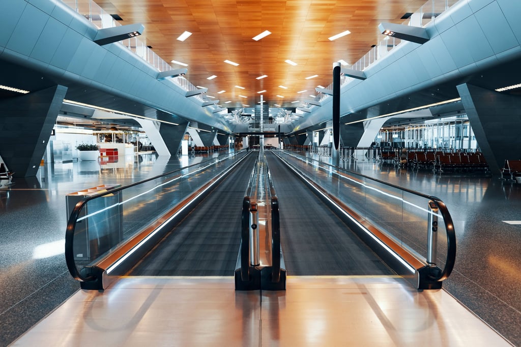 Auf einem Flughafen in Bangkok ist eine Frau unter das Laufband geraten. Um sie zu befreien, musste ihr Bein amputiert werden.