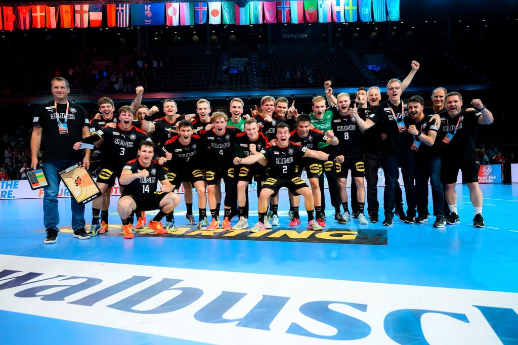 Die deutschen U21-Handballer treffen im WM-Halbfinale auf Serbien.