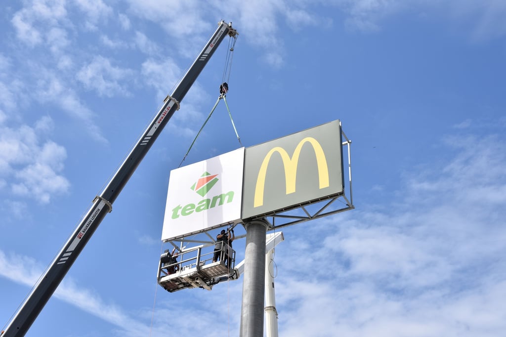 Der Werbepylon von der neuen Team-Tankstelle und McDonald's an der Berliner Chaussee in Magdeburg wurde jetzt fertiggestellt. Stört er die Domansicht?