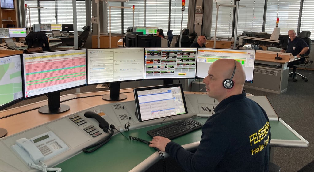 Blick in die hallesche Leitstelle: Langfristig soll sie mit der Leitstelle in Merseburg zusammengelegt werden.