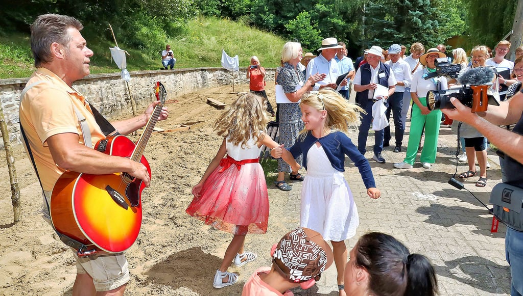 Thomas Hartmann spielte mit Emma und Irma ein Protestlied gegen die Schließung des Spielplatzes am Wolfsberger Freibad.