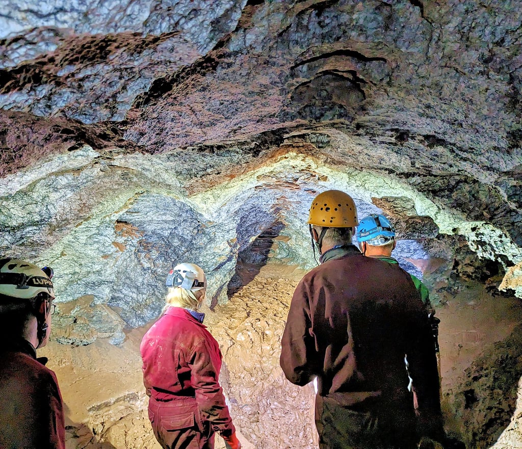 Die Höhlenforscher schauen in der Schusterhöhle auf das unterirdisches Bachbett der Wolweda.