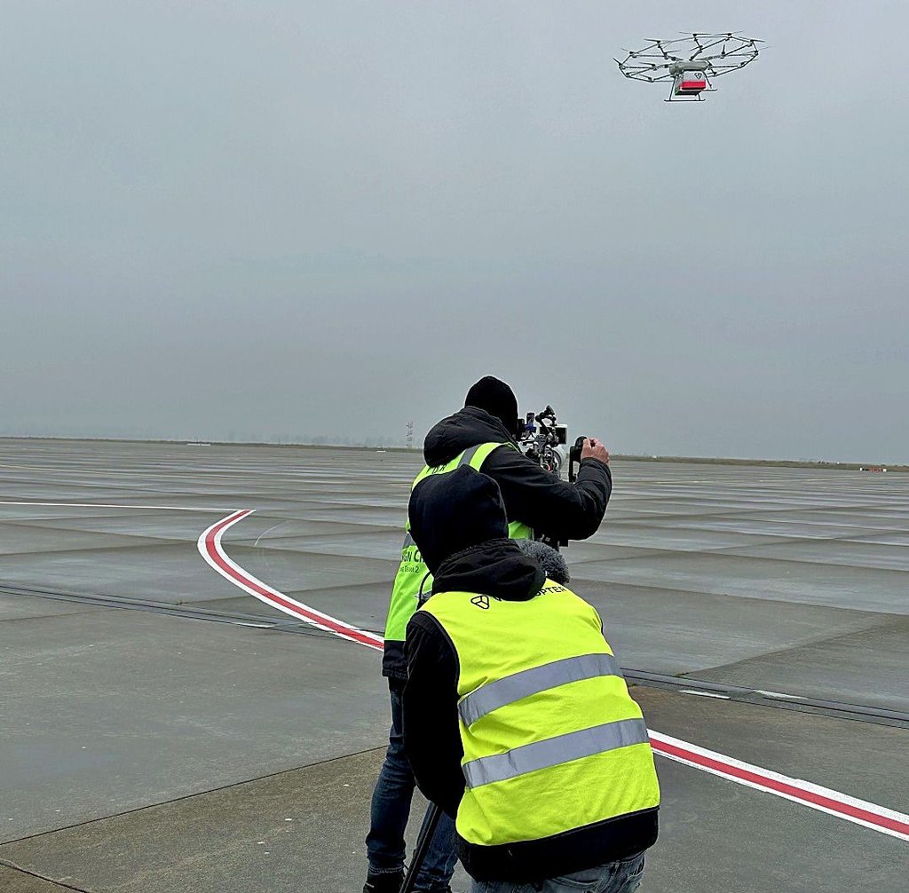 Im November 2022 wurde auf dem Verkehrsflughafen in Cochstedt eine Paketdrohne getestet.