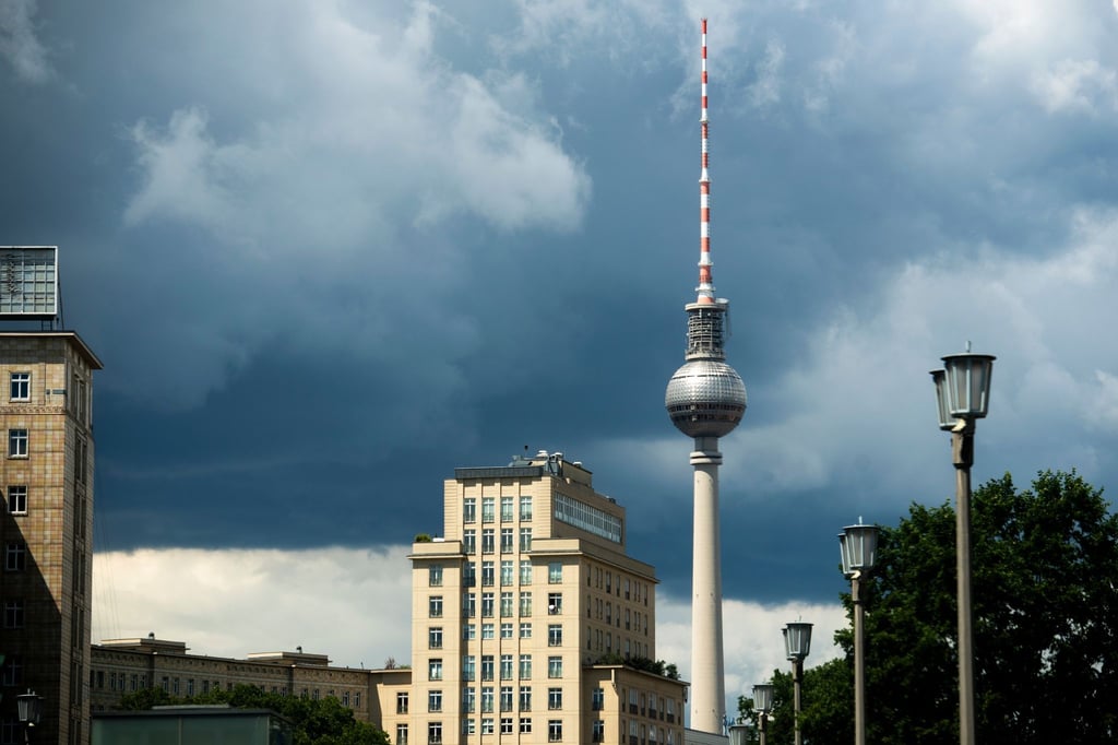 Dunkle Regenwolken sind bei Temperaturen um 17 Grad Celsius über dem Fernsehturm zu sehen.