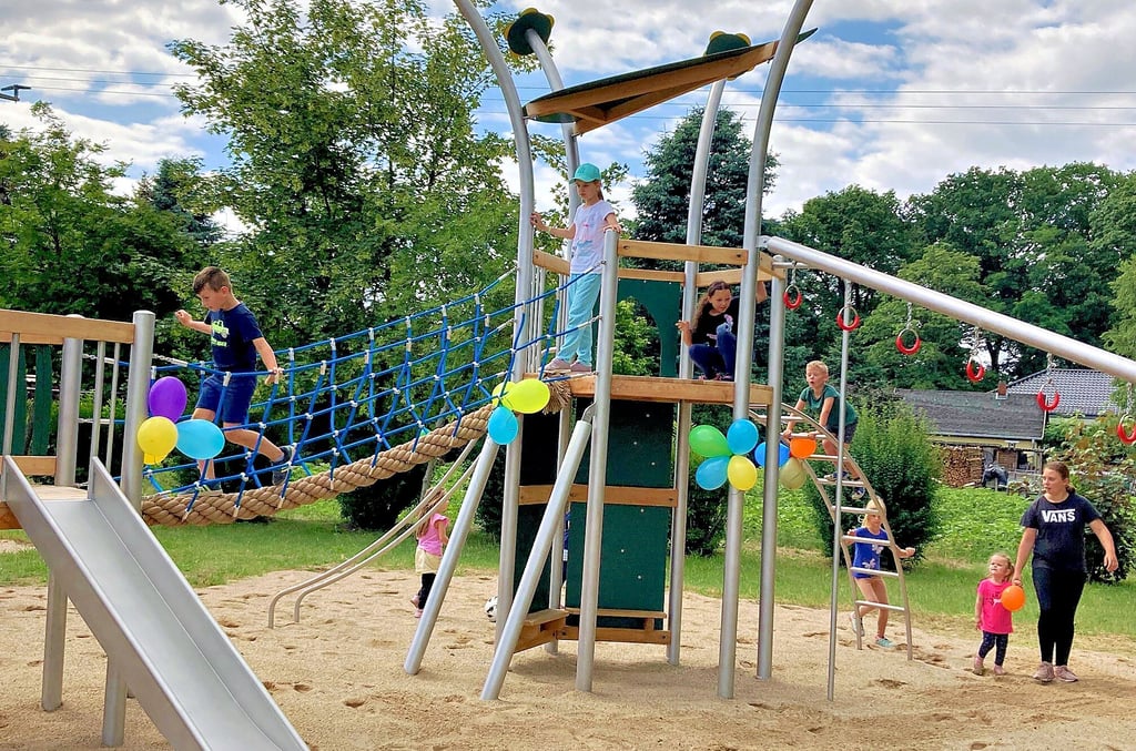 Etliche Kinder erstürmten „ihren“ neuen Kletterturm im Nu. Musikalisch und kulinarisch wurde die Eröffnungsfeier von den Mitgliedern des Fördervereins der Freiwilligen Feuerwehr Jeber-Bergfrieden begleitet.