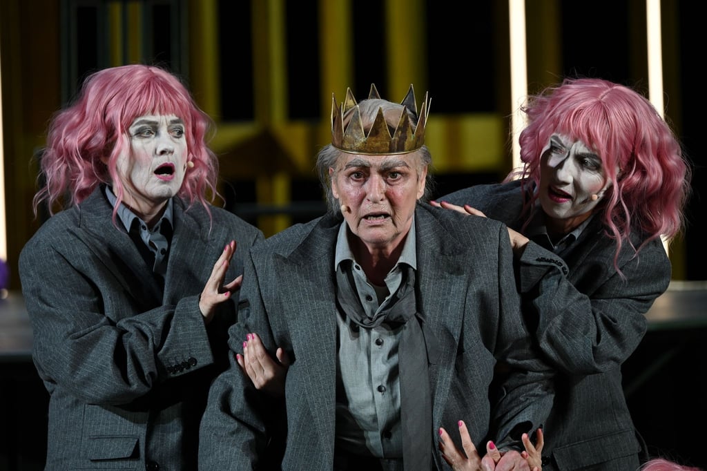 Die Schauspielerin Charlotte Schwab (M.) in der Rolle des König Lear bei den Bad Hersfelder Festspielen in der Stiftsruine.