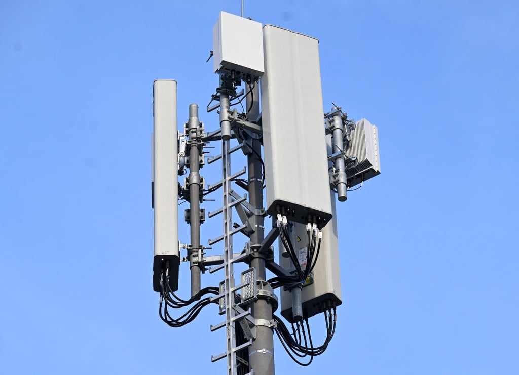 Ein neuer 5G-Mobilfunkmast von Vodafone auf einem Hochhaus in Düsseldorf.