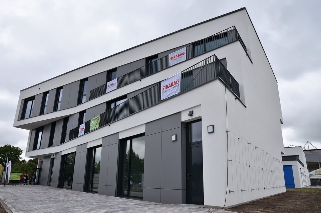 Im Frühjahr 2022 wurde der Grundstein gelegt, nun ist das Sportzentrum äußerlich fertig. Das Innere wird noch ausgestattet.